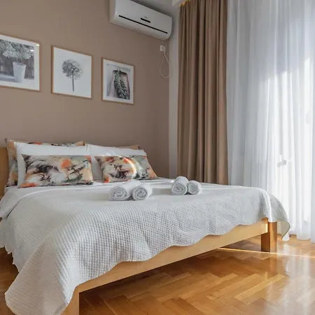 Simpatico With Free Parking Apartament