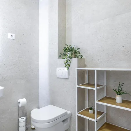 Simpatico With Free Parking *